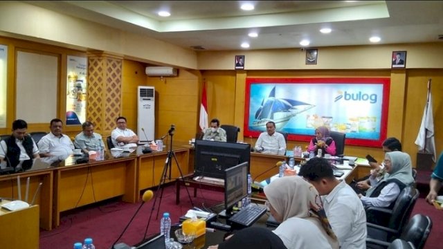 Pemprov Sulsel, Polda Sulsel, dan Bulog yang tergabung dalam Tim Sapu Bersih (Saber) Pelanggaran Harga, Mutu, dan Keamanan Pangan, menggelar rapat koordinasi guna menjaga stabilitas harga pangan di daerah. ()