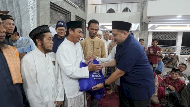 Safari Ramadan di Tamalanrea, Munafri Serahkan Bantuan untuk Dhuafa