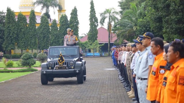 Polda Sulsel menggelar Apel Gelar Pasukan Operasi Kepolisian Terpusat dengan sandi &ldquo;Ketupat-2026&rdquo; dalam rangka pengamanan dan pelayanan perayaan Idul Fitri 1447 Hijriah di Lapangan Upacara Mapolda Sulsel, Kamis (12/03/2026).
