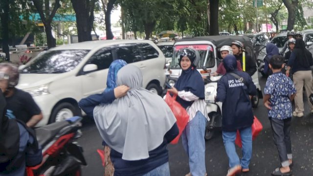 Nasdem Makassar Lanjutkan Bagi-bagi Takjil, Pengendara Jalan Jadi Sasaran