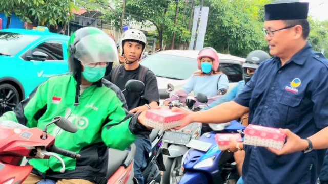 DPC NasDem Makassar membagikan takjil kepada pengendara Ojek, Kamis (12/3/2026).