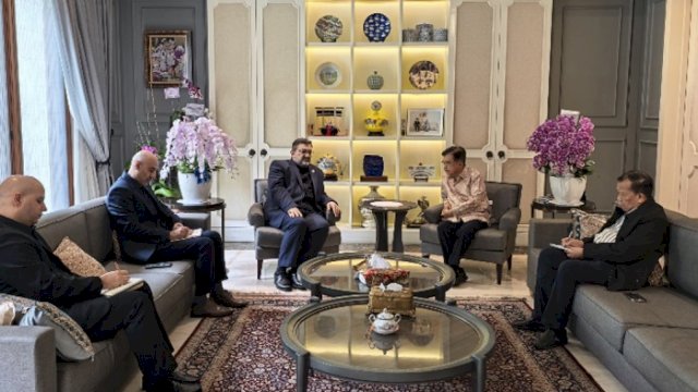 Wakil Presiden ke-10 dan ke-12 RI Jusuf Kalla menerima kunjungan Duta Besar Iran untuk Indonesia, Mohammad Boroujerdi, di kediamannya di Jakarta Selatan, Selasa (3/3/2026).