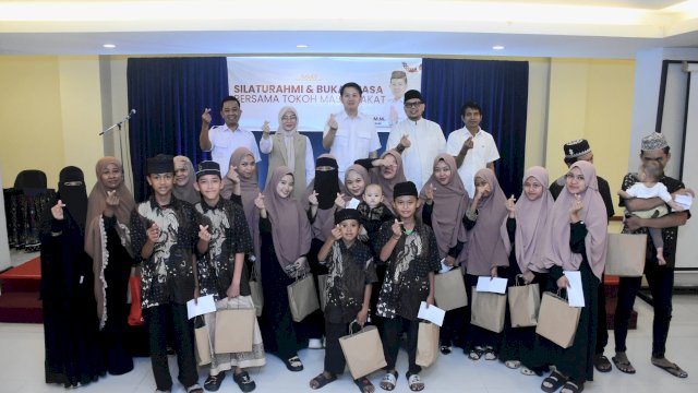 Ketua Gerindra Makassar, Eric Horas bersama Legislator Fraksi foto bersama anak yatim usai buka puasa, Minggu (15/3/2026).
