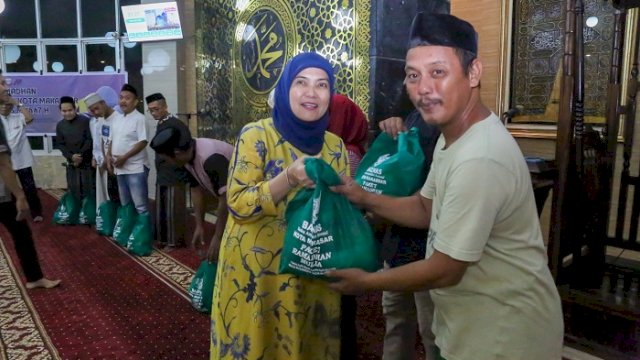 Safari Ramadan, Aliyah Mustika Ilham Salat Tarawih Bersama Warga Ujung Pandang di Masjid Terapung