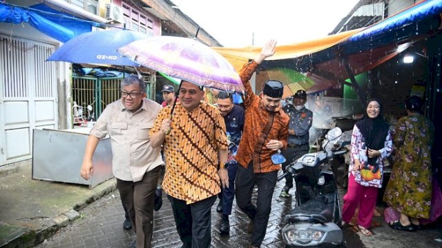 KEPALA Dinas Perumahan dan Kawasan Permukiman (Disperkim) Kota Makassar Mahyuddin, turut mendampingi Walikota Makassar Munafri Arifuddin bersama Wakil Menteri Perumahan dan Kawasan Permukiman (PKP) RI Fahri Hamzah, dalam peninjauan kawasan permukiman padat di Kelurahan Pannampu, Kecamatan Tallo, Jumat (6/3/2026).