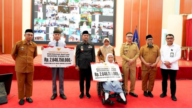 Perkuat Pendidikan Inklusif, Gubernur Sulsel Serahkan Beasiswa untuk 3.400 Siswa SLB