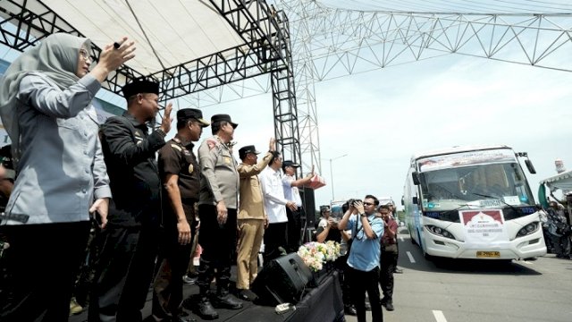 Gubernur Lepas Peserta Mudik Gratis Pemprov di CPI Makassar, Ini Rute Tujuan para Pemudik