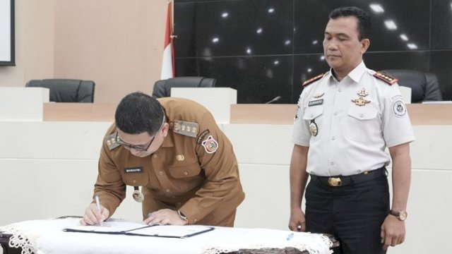 Penandatanganan nota kesepahaman (MoU) antara Wali Kota Makassar, Munafri Arifuddin, dan Kepala Balai Pemasyarakatan (Bapas) Kelas I Makassar, Surianto, di Ruang Sipakatau Balaikota Makassar, Senin (9/3/2026).
