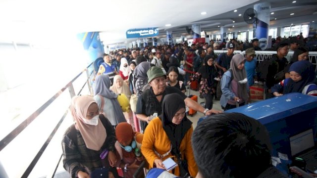 Para penumpang kapal Pelni memadati pelabuhan pada arus mudik Lebaran 2026. (int)