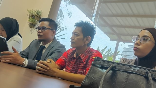 Ahli Waris Yayasan Pendidikan Baji Minasa Ujung Pandang, Ilham Amiruddin didampingi kuasa hukum, Doktor Hardodi memberikan keterangan, Senin (27/4/2026).