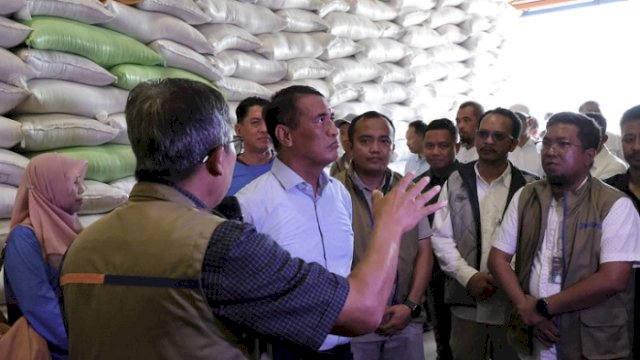 Menteri Pertanian Andi Amran Sulaiman saat meninjau langsung gudang Perum Bulog di Makassar, Sulawesi Selatan, Minggu (5/4/2026). (dok. kementan)