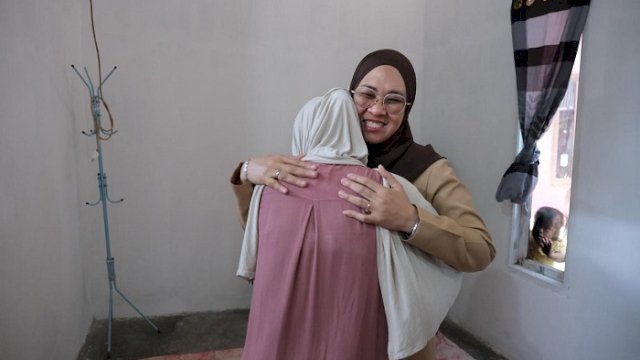 Bupati Gowa, Sitti Husniah Talenrang saat mengunjungi lokasi salah satu penerima bantuan bedah rumah di Kelurahan Tombolo, Kecamatan Somba Opu, Sabtu (18/4).