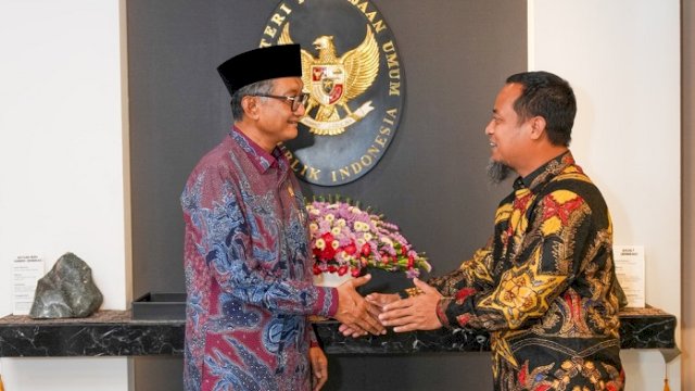 Gubernur Sulawesi Selatan, Andi Sudirman Sulaiman, melakukan audiensi dengan Menteri Pekerjaan Umum (PU) RI, Dody Hanggodo, di Jakarta, Rabu (22/4/2026). ()