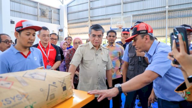 Menteri Ketenagakerjaan, Yassierli saat menghadiri penandatanganan Perjanjian Kerja Bersama (PKB) XVI antara manajemen PT Bridgestone Tire Indonesia dan Serikat Pekerja PT Bridgestone, Kamis (16/4/2026).