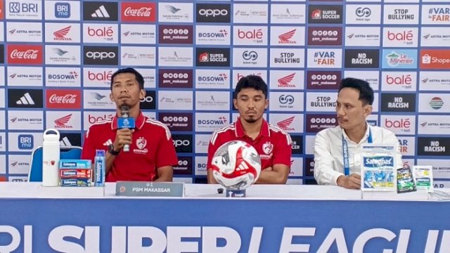 Asisten pelatih PSM Makassar, Ahmad Amiruddin dalam sesi konferensi pers jelang pertandingan PSM melawan Borneo FC Samarinda, Jumat (17/4). (dok. ileague)
