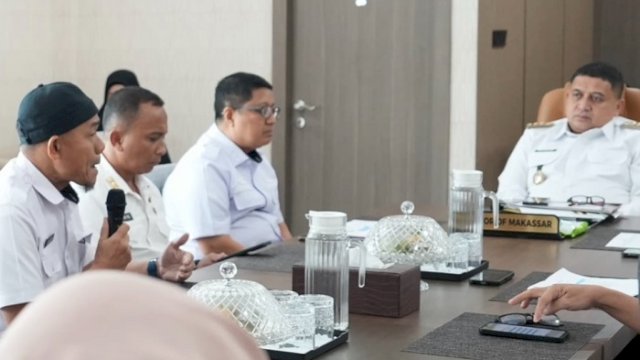 Kepala Dinas Sosial Kota Makassar Andi Bukti Djufrie saat bertemu dengan Walikota Makassar Munafri Arifuddin, di Balai Kota, Rabu (8/4/2026).