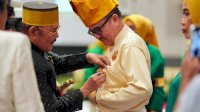 Jufri Rahman Terima Penyematan Kehormatan di HUT Majelis Keturunan To Manurung