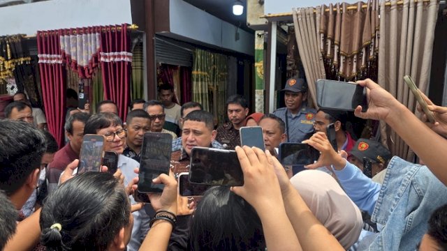 Walikota Makassar, Munafri Arifuddin, memberikan keterangan kepada media.