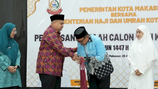 Walikota Makassar, Munafri Arifuddin, melakukan pelepasan jemaah calon haji di Rumah Jabatan Wali Kota Makassar, Baruga Anging Mammiri, Rabu (29/4/2026).