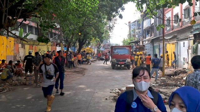 Puluhan lapak PKL di Jalan Tinumbu, Kota Makassar, ditertibkan. ()