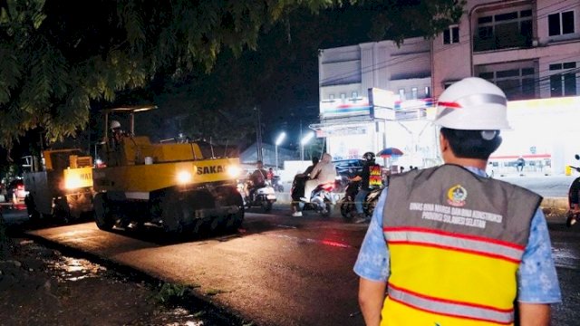 Pengaspalan Jalan Dikebut Malam Hari, Pemprov Sulsel Targetkan Keluhan Debu Warga Teratasi