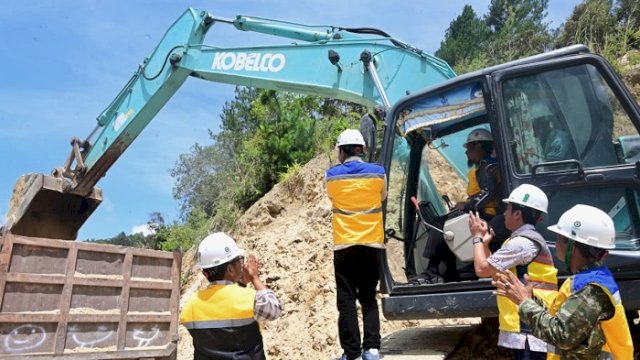 Gubernur Sulawesi Selatan Andi Sudirman Sulaiman melakukan groundbreaking pembangunan jalan ruas Sabbang-Tallang dan Tallang-Sae yang terletak di Kecamatan Rongkong, Kabupaten Luwu Utara, Minggu (26/4/2026). ()