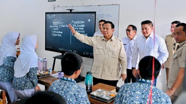 Presiden Prabowo saat meninjau sekolah di Kabupaten Cilacap, Jawa Tengah. (dok. kemenag)