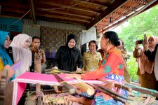 Wagub Fatmawati Dorong UMKM Tenun Emas Sidrap Naik Kelas, Bidik Pasar Lebih Luas