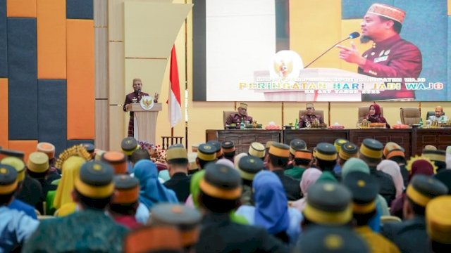 Gubernur Sulawesi Selatan, Andi Sudirman Sulaiman saat menghadiri Rapat Paripurna Peringatan Hari Jadi Wajo ke-627 tahun dengan tema &ldquo;Mengokohkan Kebersamaan Menuju Wajo Maradeka&rdquo; di Kantor Bupati Wajo, Kamis (9/4/2026).