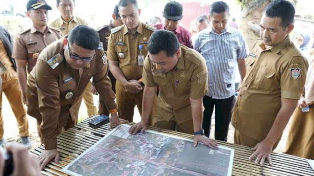 Walikota Makassar, Munafri Arifuddin, bersama Dinas Pertanahan serta Dinas Bina Marga dan Bina Konstruksi (DBMBK) Sulawesi Selatan, turun langsung meninjau lokasi pembangunan jembatan Barombong pada Selasa (7/4/2026).