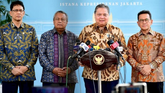 Menteri Koordinator Bidang Perekonomian, Airlangga Hartarto, saat memberikan keterangannya kepada awak media usai pertemuan dengan Presiden Prabowo Subianto bersama sejumlah Menteri Kabinet Merah Putih, di Istana Merdeka, Jakarta, pada Kamis (21/05/2026). (dok. setneg)
