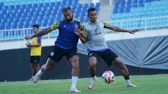 Para pemain Arema FC menjalani latihan. (dok. ileague)
