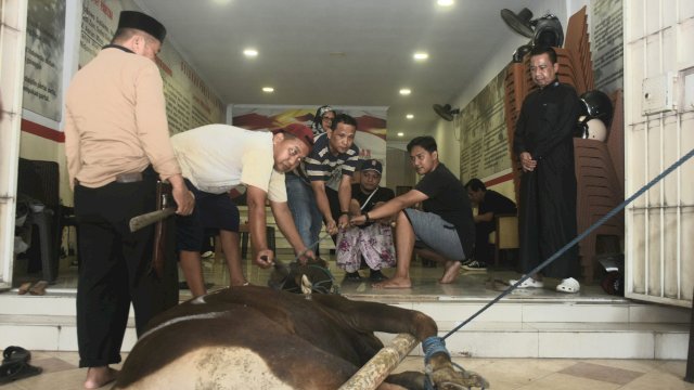 Sekretaris Gerindra Makassar, Kasrudi saksikan penembelihan hewan qurban, di Kantor DPC Gerindra Makassar, Jl Raya Pendidikan, Jumat (29/5/2026).