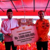 Tinjau Banjir di Bone, Gubernur Serahkan Bantuan