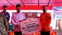 Tinjau Banjir di Bone, Gubernur Serahkan Bantuan