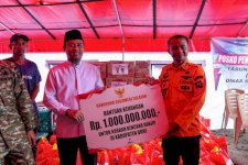 Tinjau Banjir di Bone, Gubernur Serahkan Bantuan