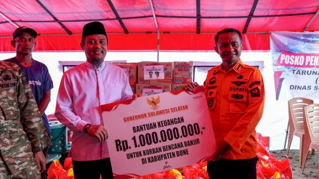 Tinjau Banjir di Bone, Gubernur Serahkan Bantuan