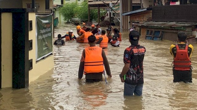 Petugas tim SAR mengevakuasi warga saat terjadi banjir di Kabupaten Bone, Sulawesi Selatan, Jumat (8/5/2026). (ist)