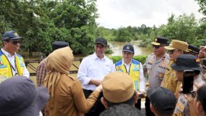 Pulihkan Dampak Banjir Sultra, Mentan Amran Kunjungi Kendari dan Salurkan Bantuan