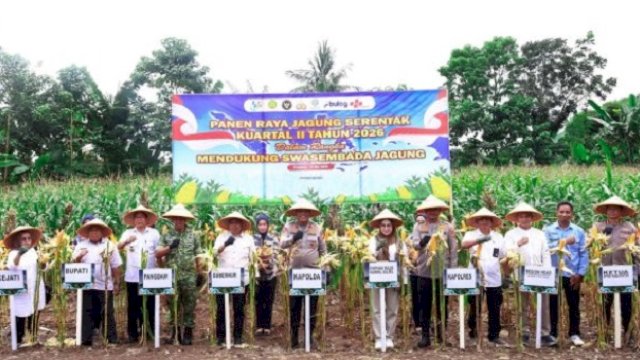 Kepala Kepolisian Daerah Sulawesi Selatan, Irjen Pol Djuhandhani Rahardjo Puro melaksanakan kegiatan Panen Raya Jagung Serentak Kuartal II Tahun 2026 yang digelar di Desa Maggalung, Kecamatan Mandalle, Kabupaten Pangkep, Sabtu (16/5/2026).
