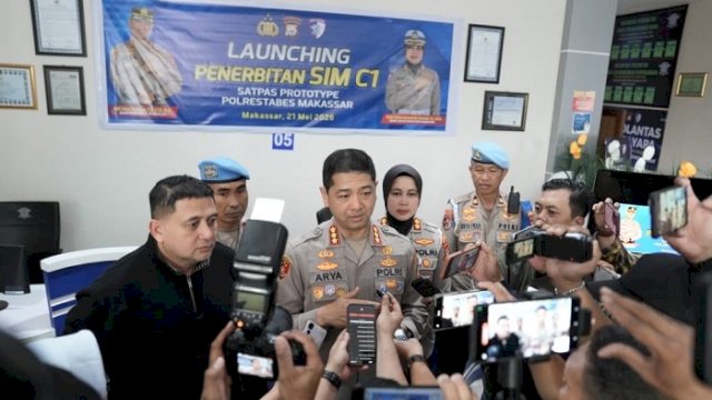 Walikota Makassar Munafri Arifuddin dan Kapolrestabes Makassar Kombes Pol Arya Perdana, saat peresmian layanan penerbitan Surat Izin Mengemudi (SIM) C1 di Satuan penyelenggaran administrasi surat izin mengemudi (Satpas SIM) Polrestabes Makassar, Kamis (21/05/2026). ()