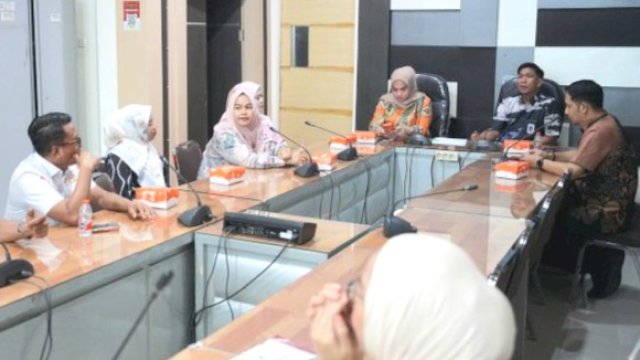 Plt Sekretaris Badan Pendapatan Daerah (Bapenda) Kota Makassar, Zamhir Islamie Hatta terima kunjungan DPRD Jeneponto, di Ruang Rapat Kantor Bapenda, Kamis (4/6/2026).