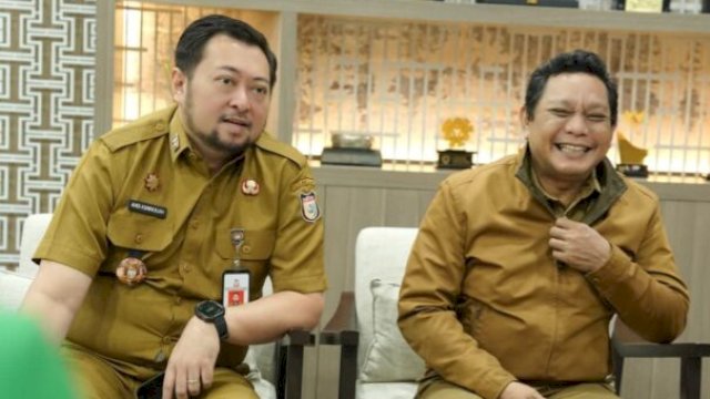 Kepala Bapenda Kota Makassar, Andi Asminullah (kiri).