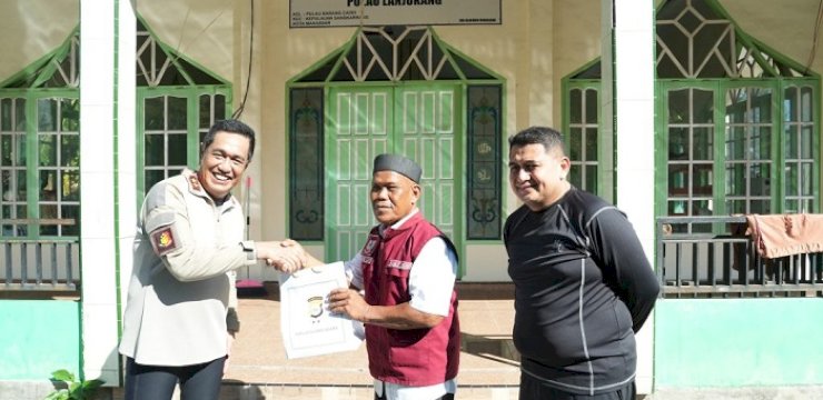 Kapolda Sulsel dan Walikota Makassar Serahkan Bantuan untuk Warga Kepulauan Lanjukang