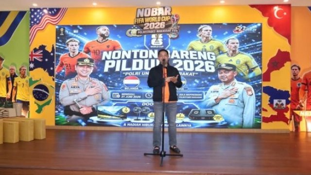 Kapolrestabes Makassar Kombes Pol. Arya Perdana menghadiri nonton bareng Piala Dunia 2026 di Aula Mappaoddang Polrestabes Makassar, Sabtu dini hari (20/6/2026).