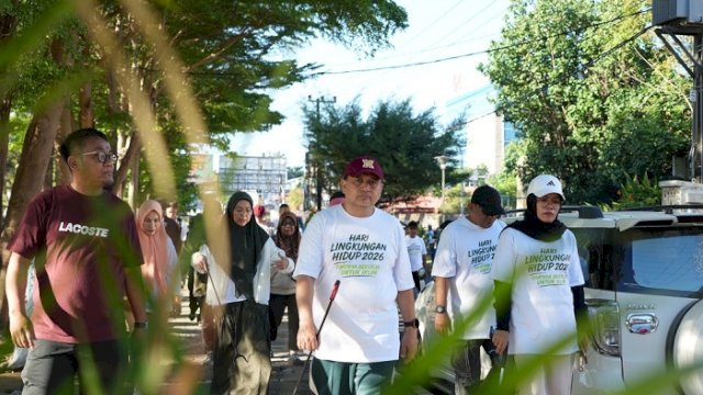 Walikota Makassar Munafri Arifuddin mengikuti aksi plogging atau jalan sehat sambil memungut dan memilah sampah dalam rangka memperingati Hari Lingkungan Hidup (HLH) Sedunia 2026, Sabtu (6/6/2026). ()