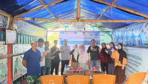 Tim PKM Unismuh Petakan Sampah Plastik di Pantai Anging Mammiri