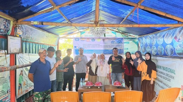 Tim PKM Unismuh Petakan Sampah Plastik di Pantai Anging Mammiri