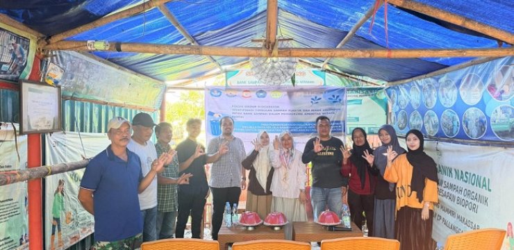 Tim PKM Unismuh Petakan Sampah Plastik di Pantai Anging Mammiri
