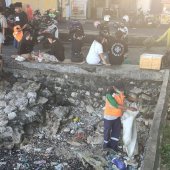 Petugas Gerak Cepat Angkut Sampah, Kini Pesisir Pantai Losari Kembali Bersih